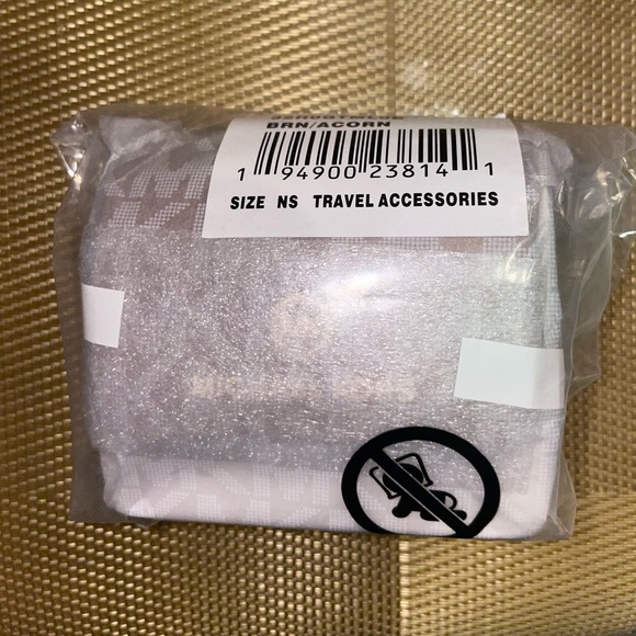 New Michael Kors Logo Clip Case For Apple AirPods! - Picture 3 of 3